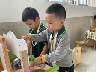 小厨师来啦，为小娃娃做饭真有趣！