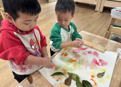 美工区：树叶喷画