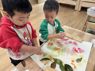 美工区：树叶喷画