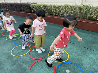 户外游戏：跳彩圈