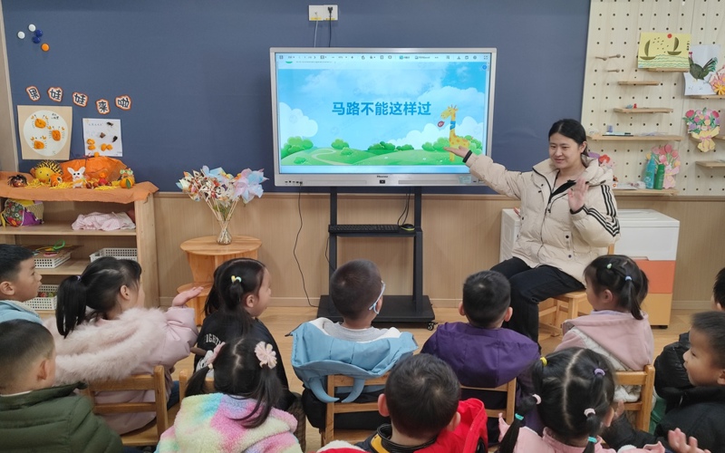 小班安全教育：红绿灯，眨眼睛