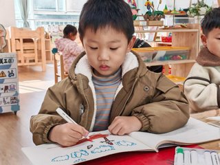 美工区：秋日稻草人