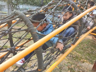 我们爱玩钻攀爬笼游戏